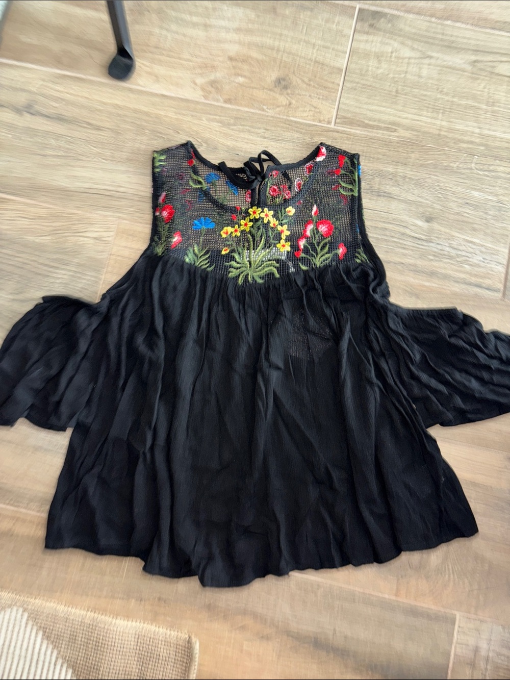 Paper Crane Sm black flowy top, off shoulder, embroidered flower details